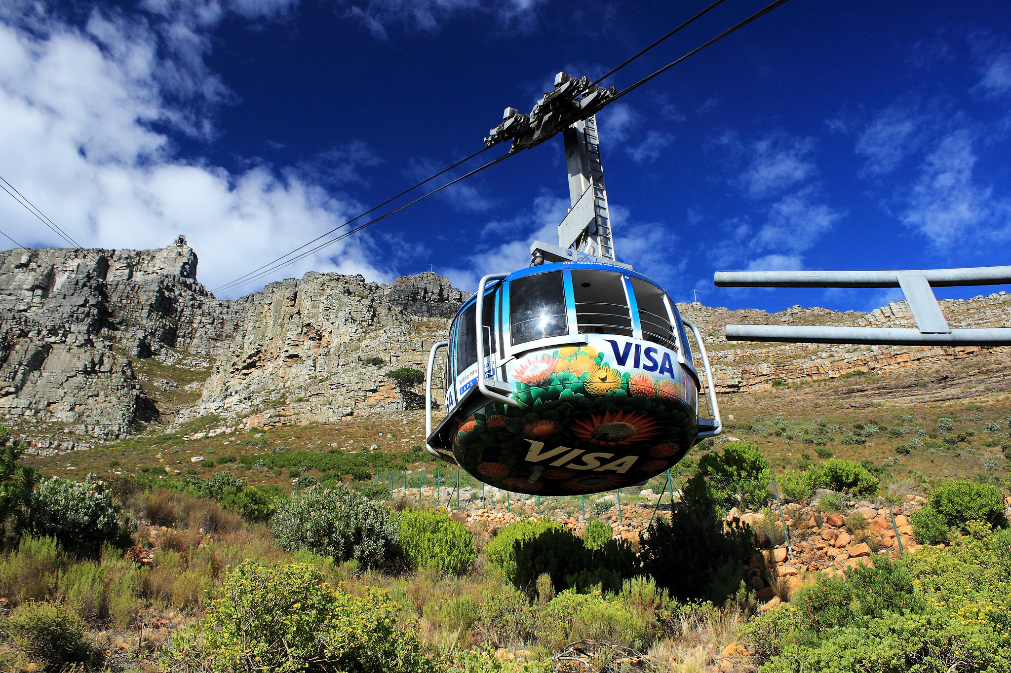 3M1L14N0/ Flicker Cable car heading to the peak of the mountain.